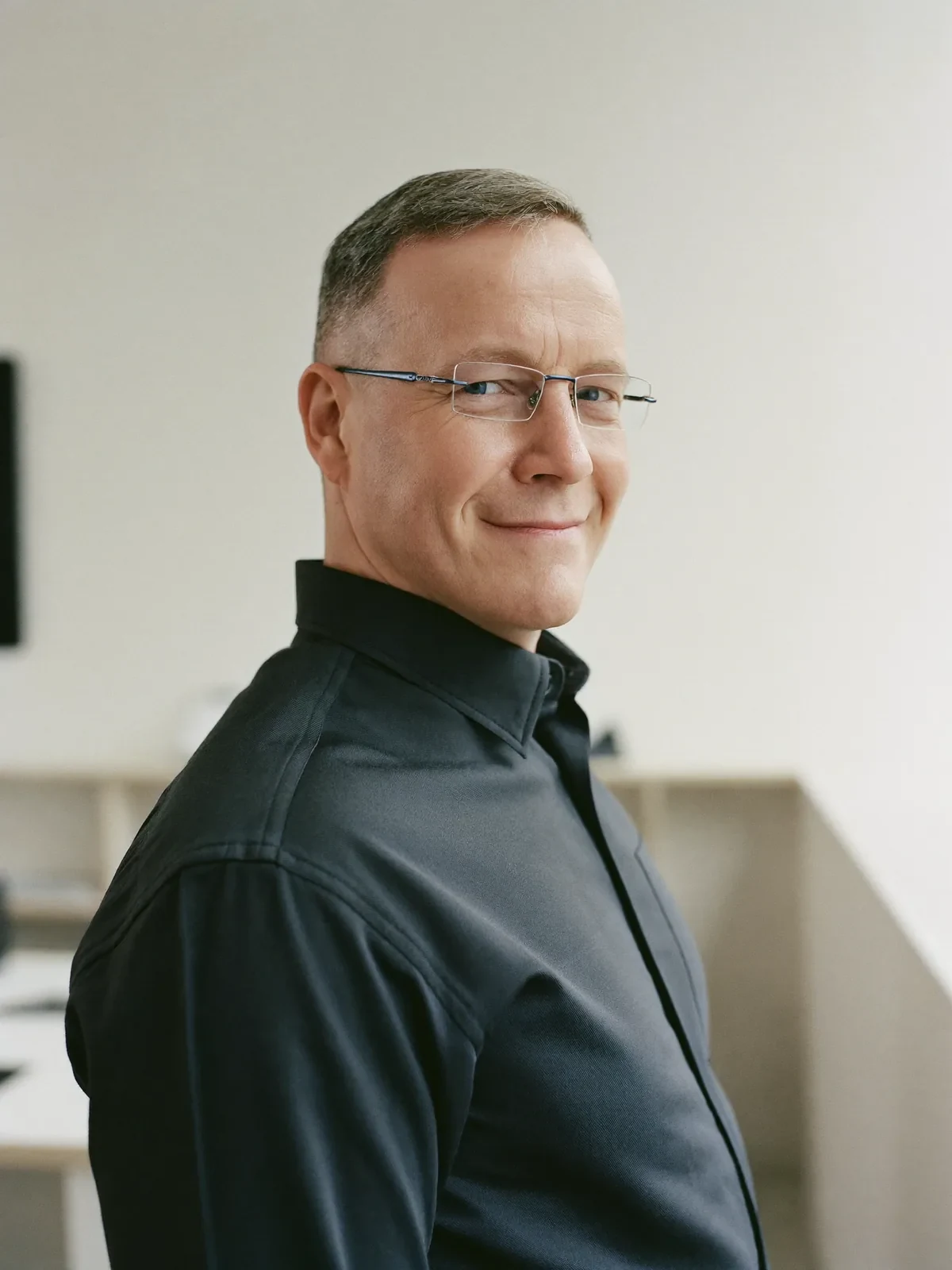 Porträt eines Grafikdesigners mit Brille im hellen Büro